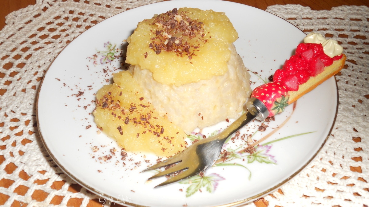 Рисовый пудинг в яблочном соусе