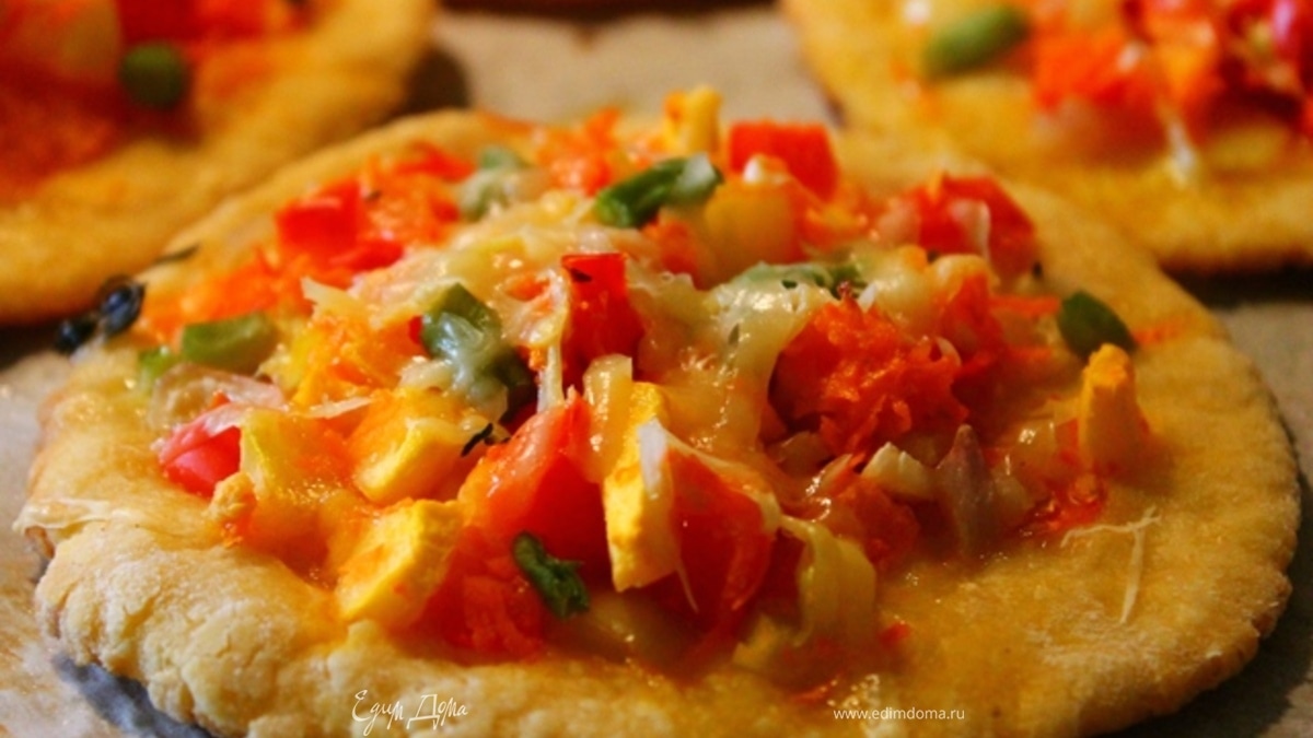 Овощная мини-пицца на кукурузном тесте