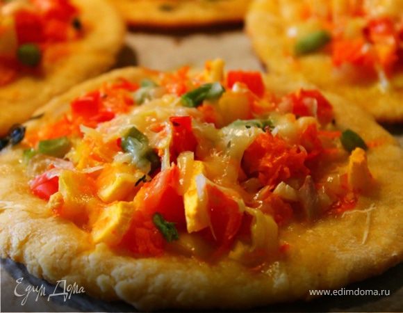 Овощная мини-пицца на кукурузном тесте