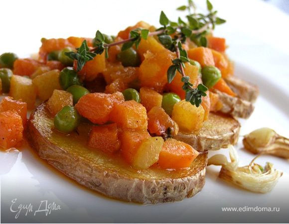 Жареный картофель с овощным рагу и чесноком