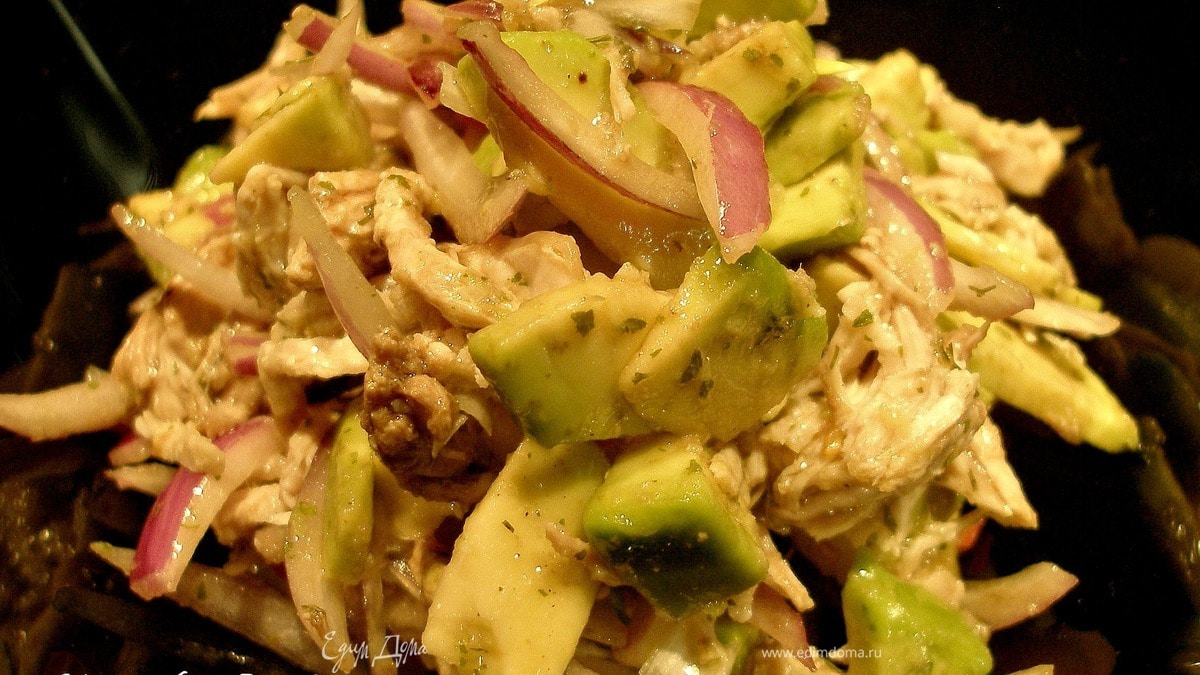 Салат с авокадо и мясом птицы