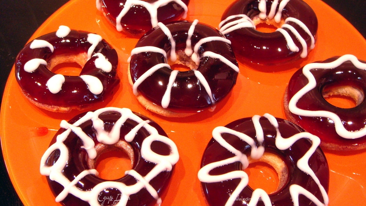 Колечки из бисквита со смородиновым желе