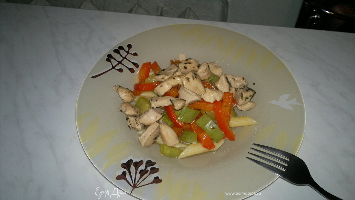 Паста с куриной грудкой и овощами