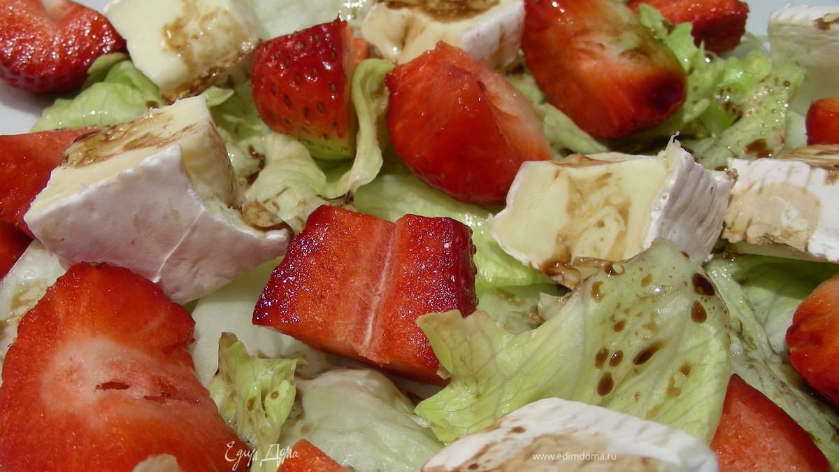 Салат с клубникой и сыром бри