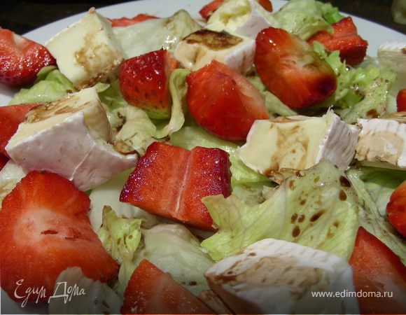 Салат с клубникой и сыром бри