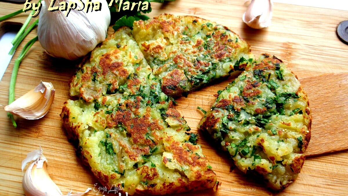 Чесночный картофель с зеленью петрушки