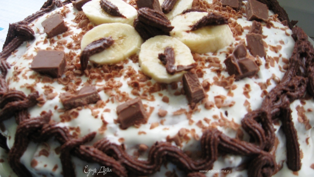 Шоколадный торт с бананами и клубничным сиропом