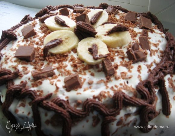Шоколадный торт с бананами и клубничным сиропом