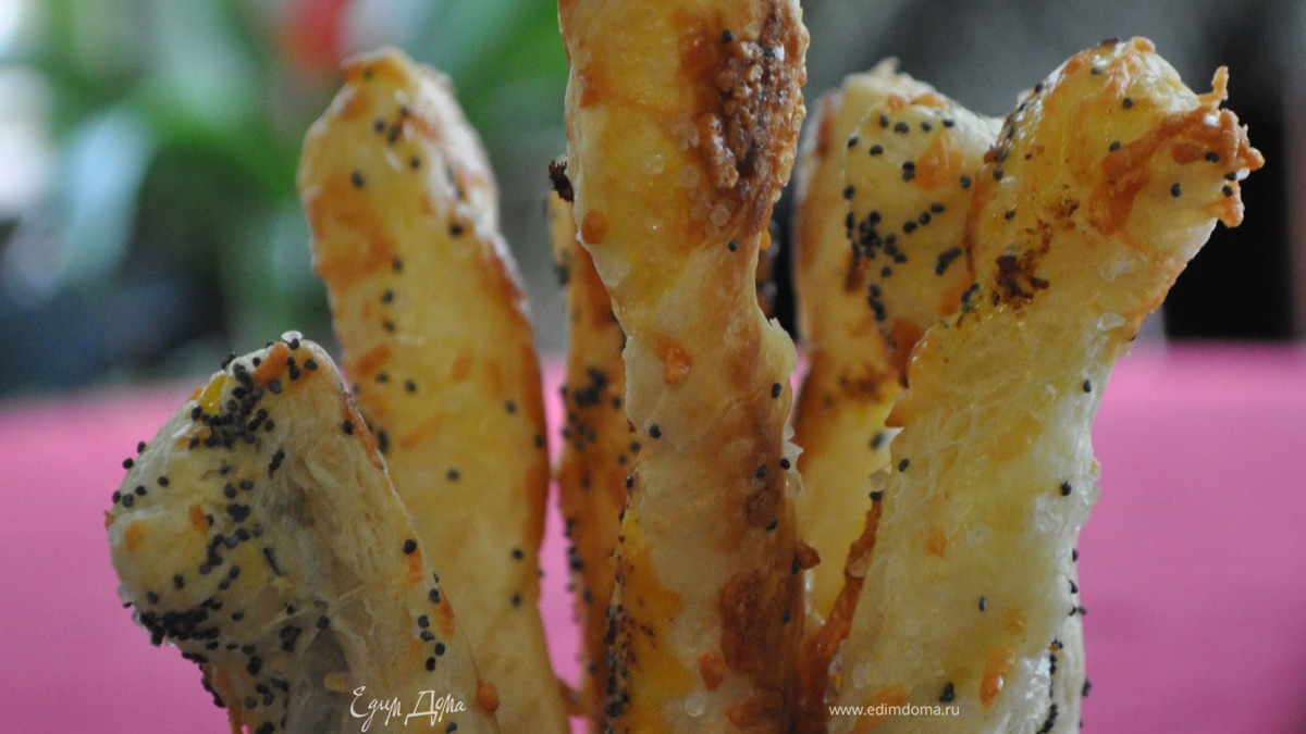 Трубочки с пармезаном из слоеного теста