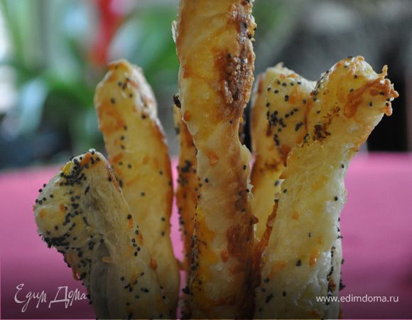 Трубочки с пармезаном из слоеного теста