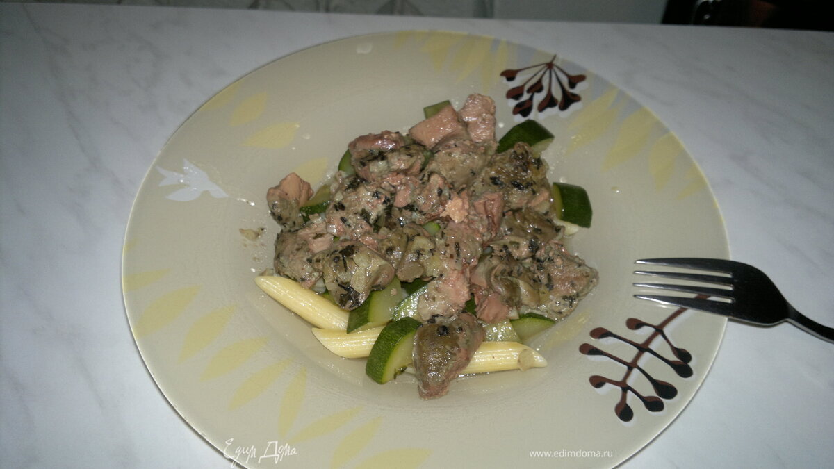 Паста с цукини и миксом из птицы в горшочке