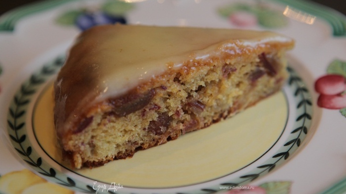 Пирог с финиками под карамельным соусом