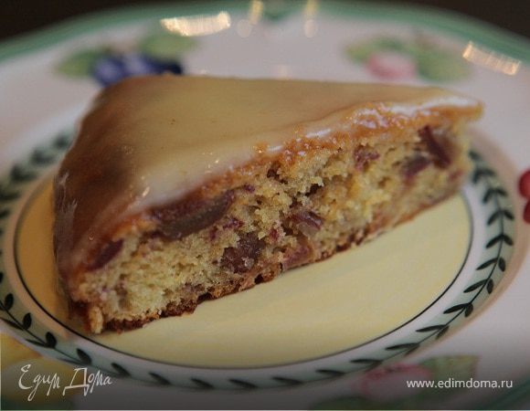 Пирог с финиками под карамельным соусом