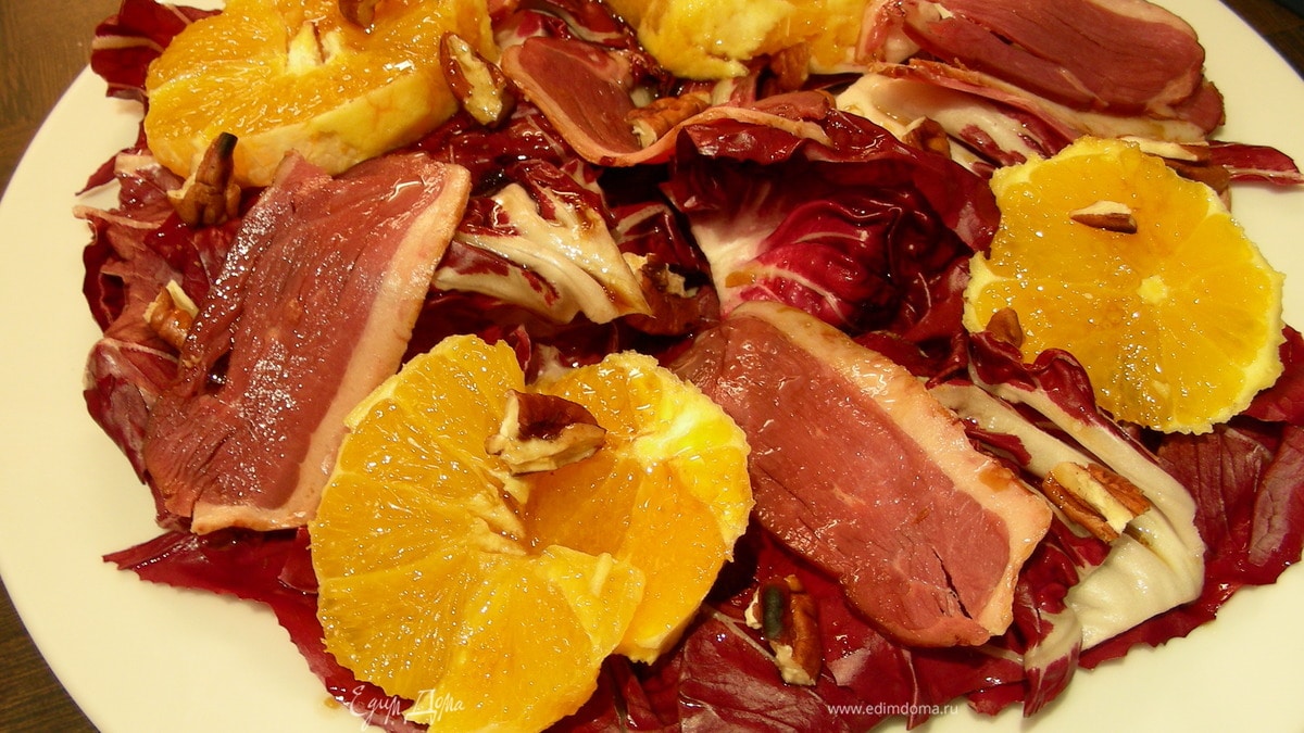 Салат из красного цикория, копченой утиной (куриной) грудки, апельсинов и орехов пекан