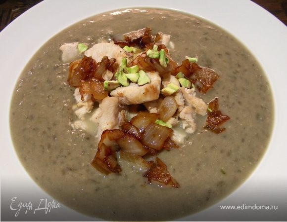 Крем-суп из зеленой чечевицы с фуа-гра (или куриной грудкой), карамелизированным луком и фисташками Крем-суп из зеленой чечевицы с фуа-гра (или куриной грудкой), карамелизированным луком и фисташками