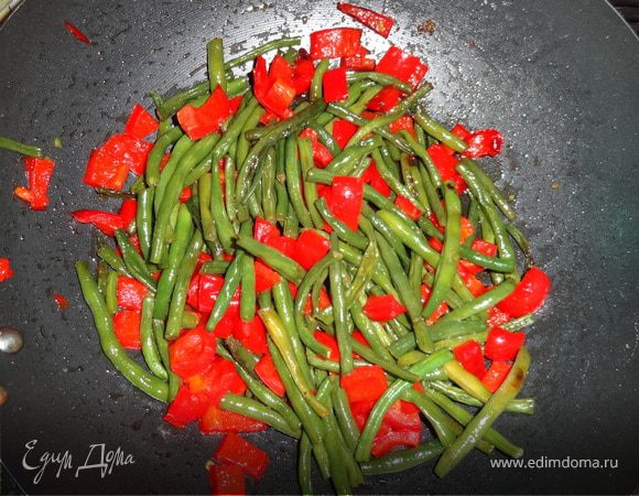 Обжаренная стручковая фасоль с красным болгарским перцем
