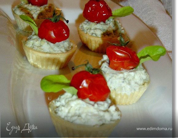 Закусочные тарталетки с рокфором и помидорами черри