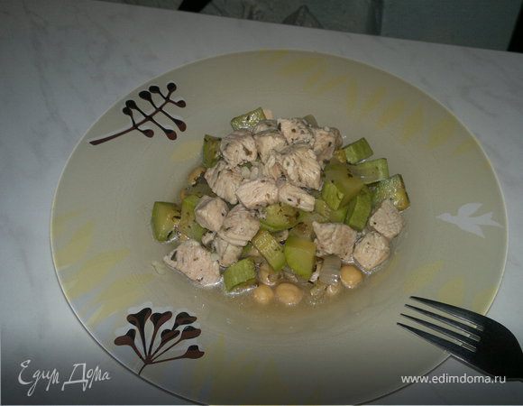 Нутовая похлебка с чесночным бульоном из индейки и кабачком