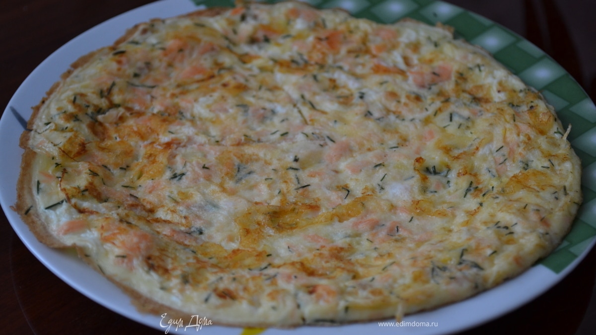 Омлет с красной рыбой, сыром и укропом