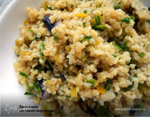 Булгур с шампиньонами, луком-пореем и руколой