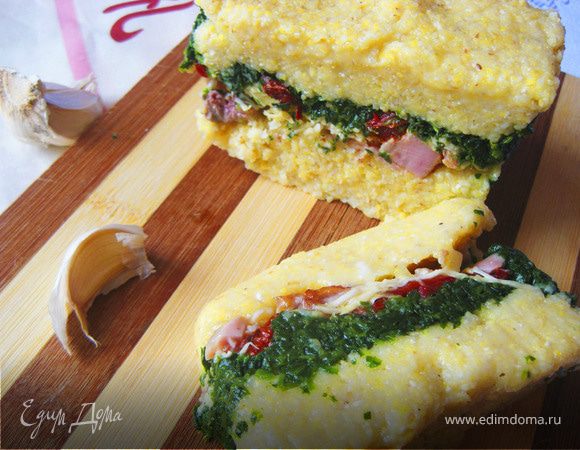 Террин из поленты с копченой курицей, шпинатом и вялеными томатами