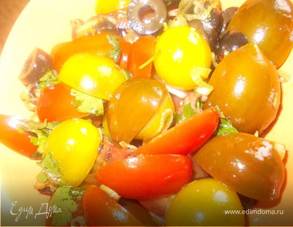 Томатный салат с жареным чесночком