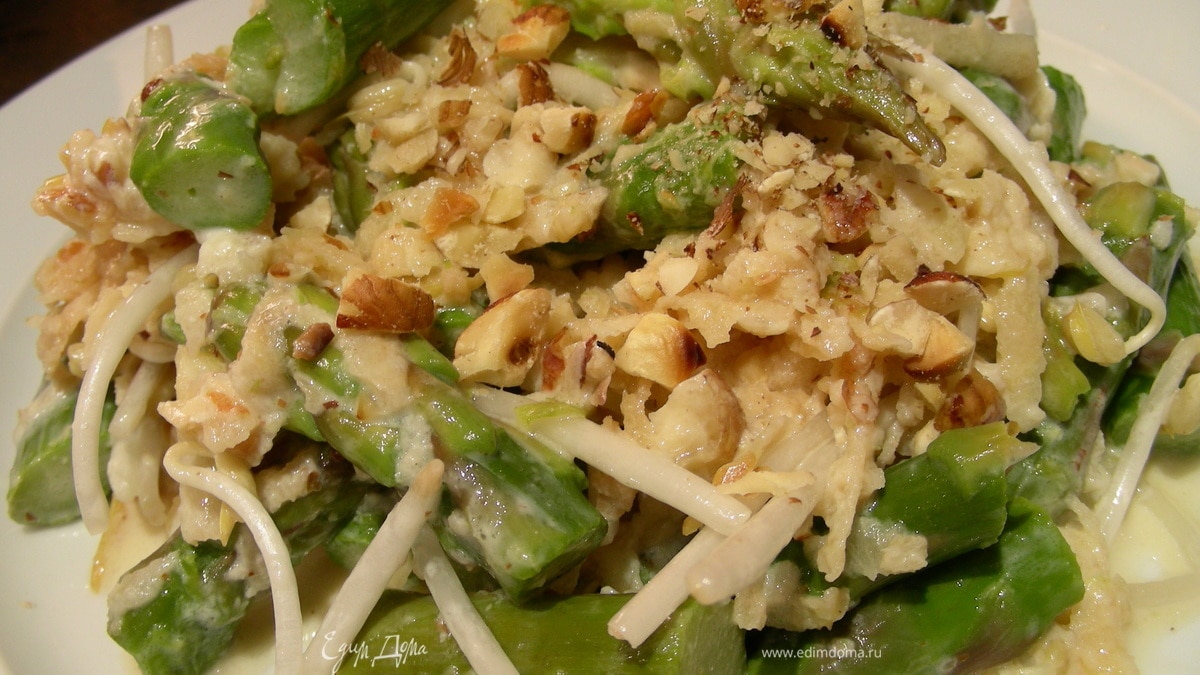 Салат со спаржей, яблоком, ростками сои и фундуком