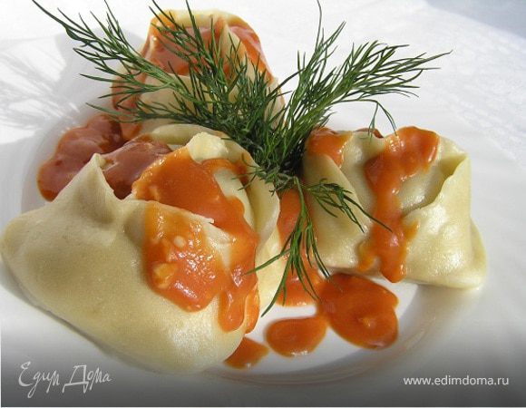 Манты с картофельной начинкой и томатно-чесночным соусом Манты с картофельной начинкой и томатно-чесночным соусом