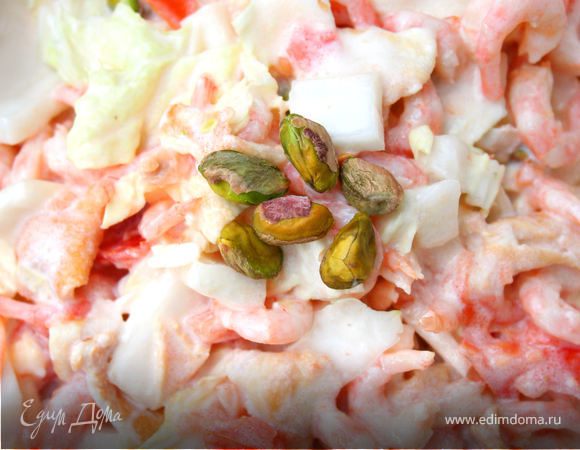 Салат с креветками, фисташками и взбитыми белками