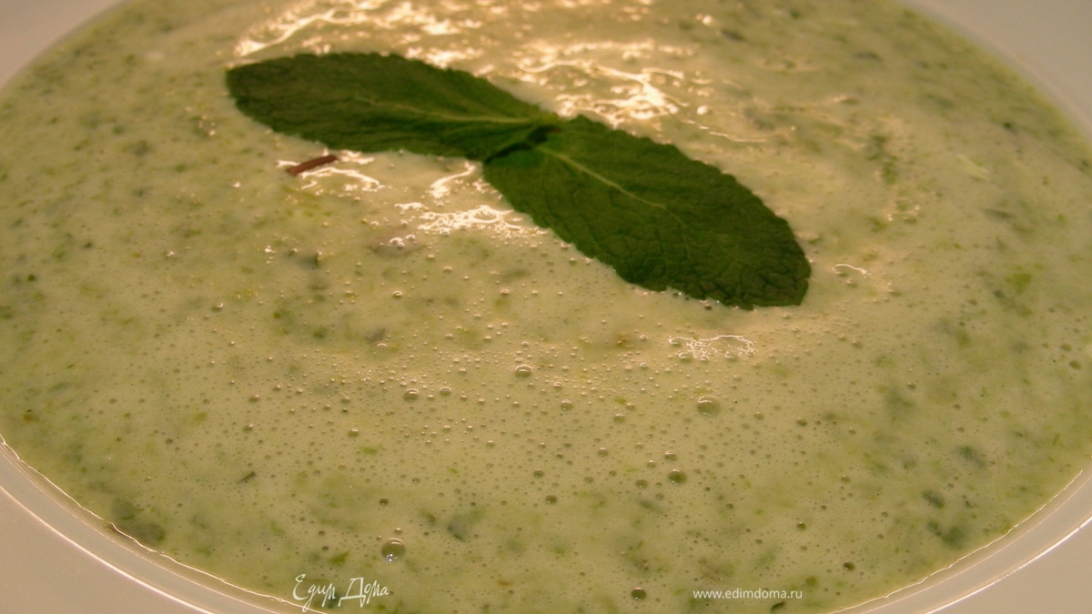 Нежный крем-суп из салата латука и мяты