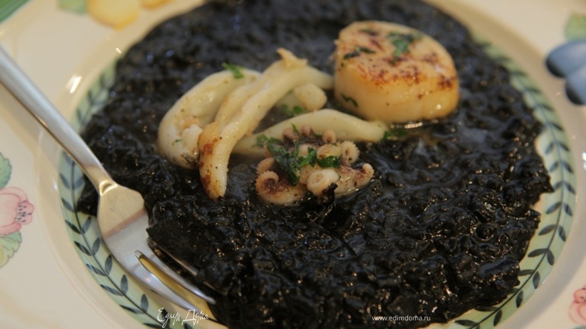 Черный рис с кальмарами и морскими гребешками 