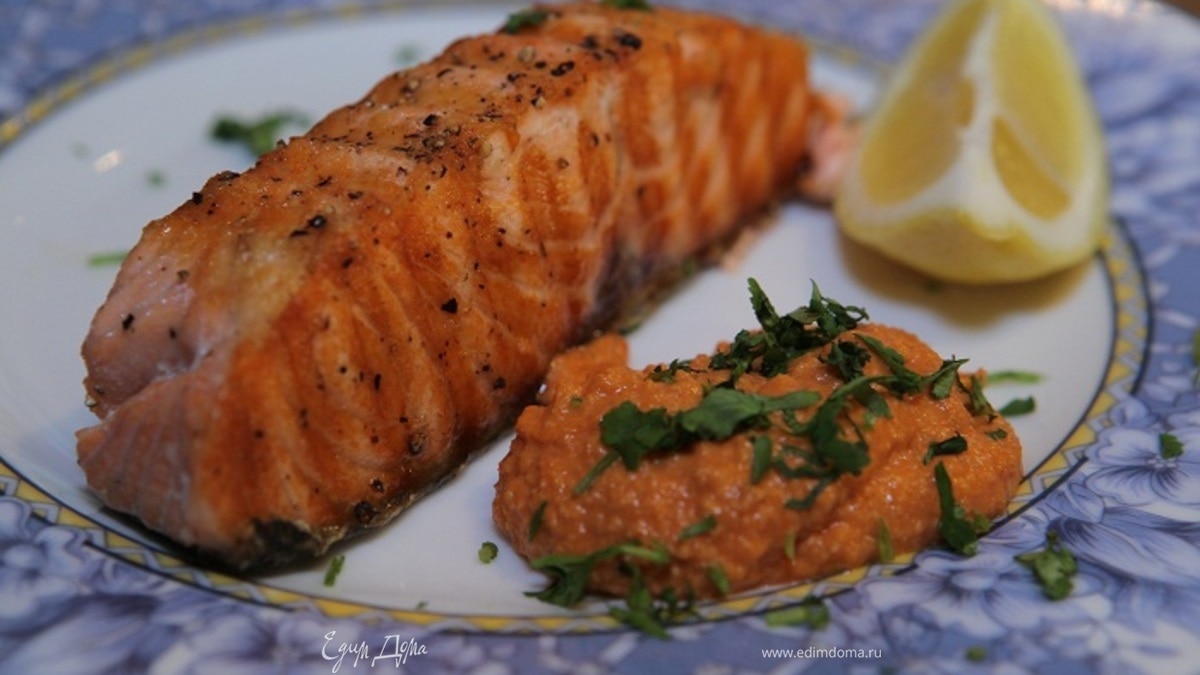 Семга с соусом ромеско