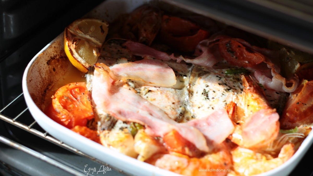 Семга с королевскими креветками под хрустящей панчеттой по мотивам Джейми Оливера