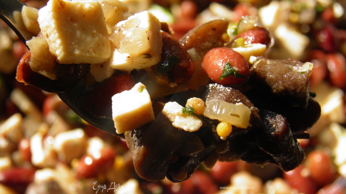 Салат с тофу, фасолью и грибами