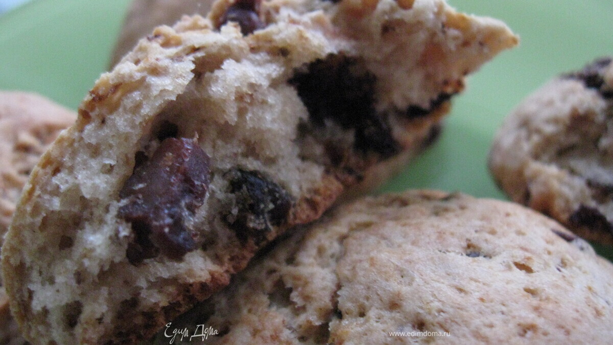 Творожные коржики с черносливом, шоколадом и орехами