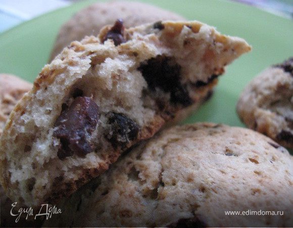 Творожные коржики с черносливом, шоколадом и орехами