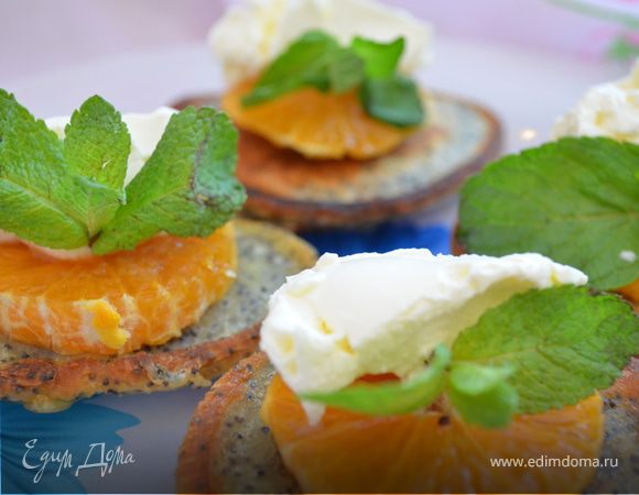 Маковые оладьи с пряными мандаринами