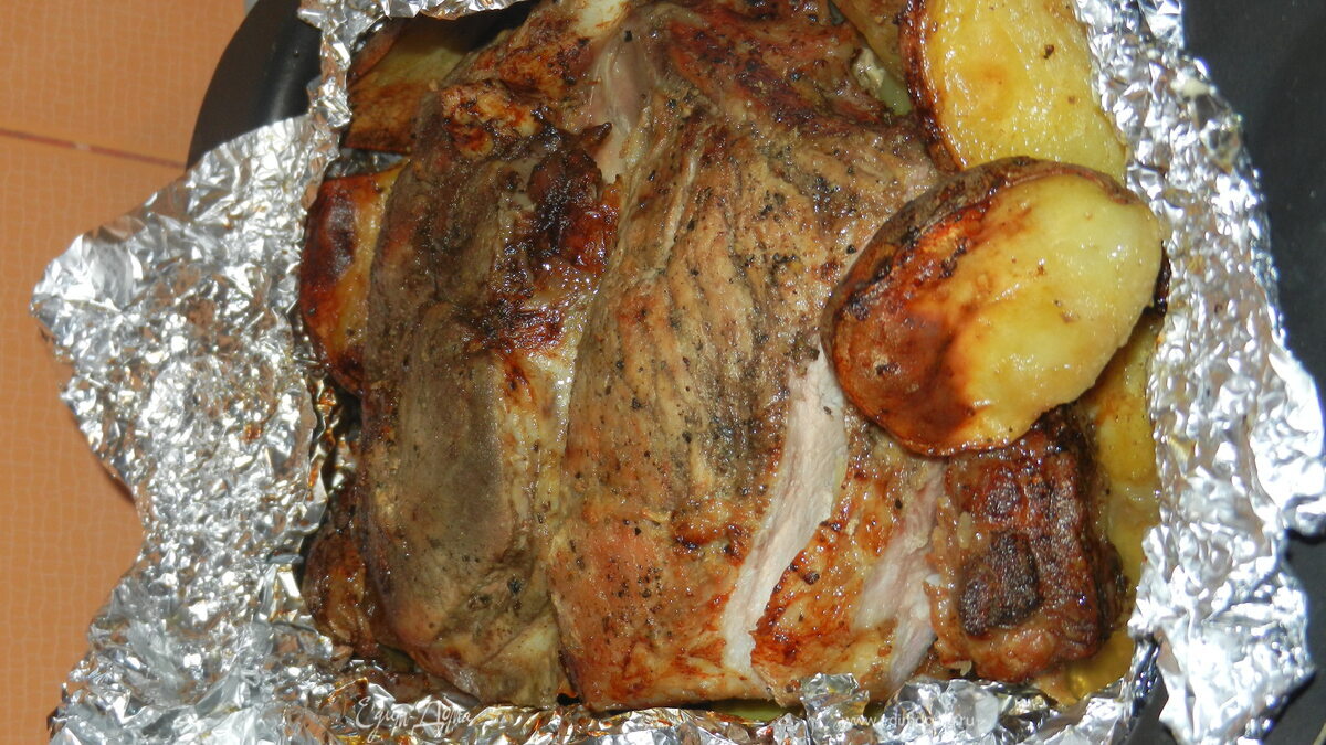 Запечённая свиная лопатка с картофелём