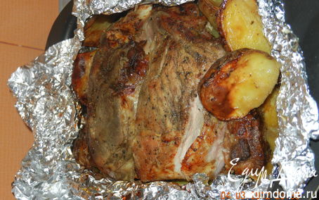 Рецепт Запечённая свиная лопатка с картофелём