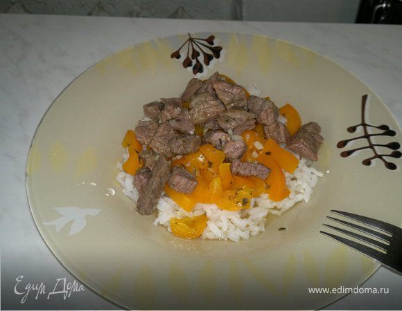 Говядина тушеная с цедрой лимона и чесноком, белый пресный рис с перецем Говядина тушеная с цедрой лимона и чесноком, белый пресный рис с перецем