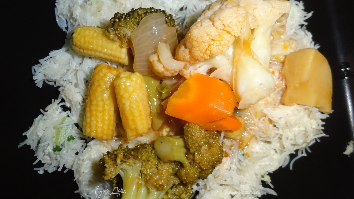 Кисло-сладкие овощи на вермишелевой подушке