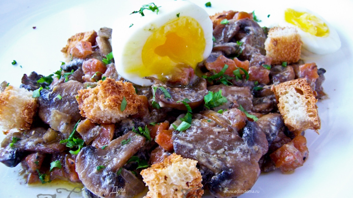 Грибное рагу с яйцом пашот и крутонами