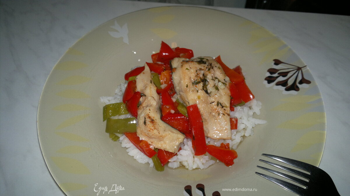 Кефаль тушеная с перцами и белым рисом