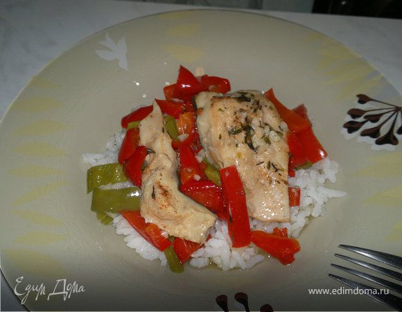 Кефаль тушеная с перцами и белым рисом