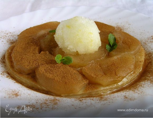 Теплый яблочный пирог с корицей и фруктовым сорбетом