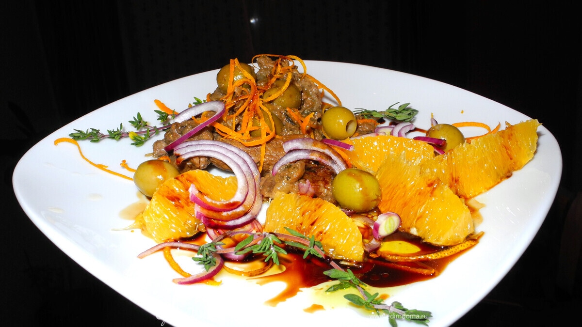 Соте из говядины с оливками и апельсинами