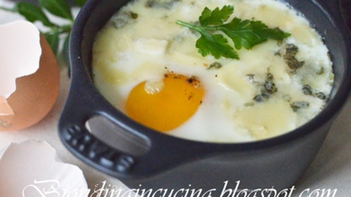 Яйца в горшочках с соусом Бешамель и сыром