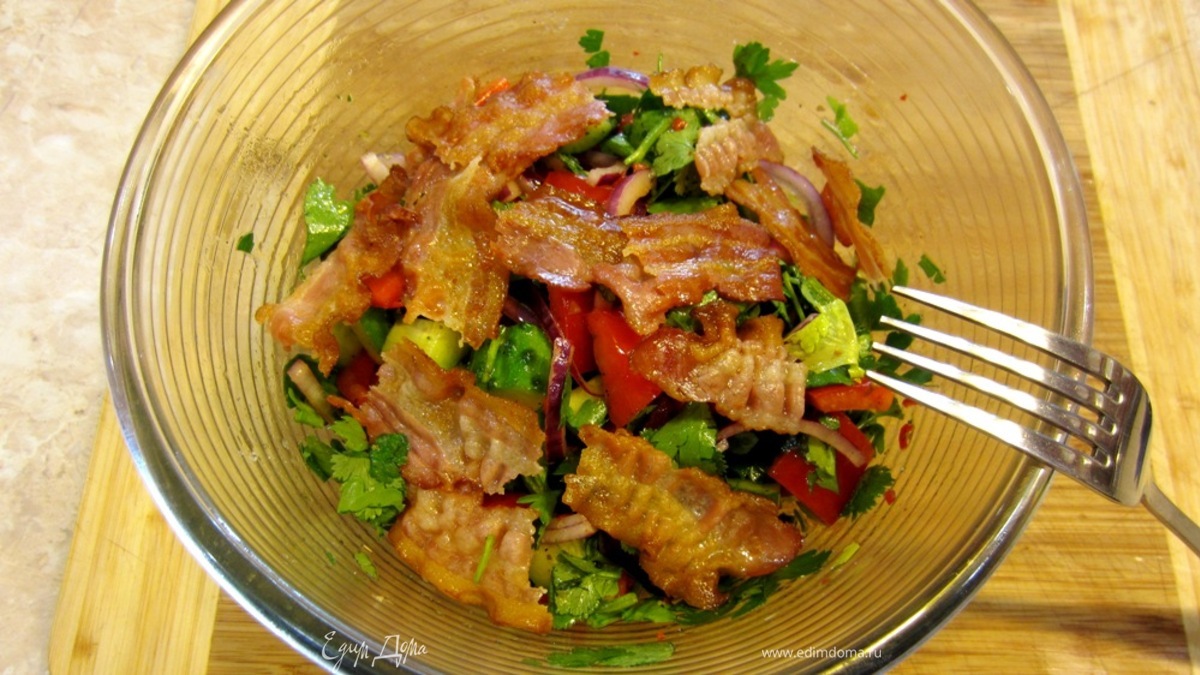 Салат с огурцом, сладким перцем и чипсами из бекона