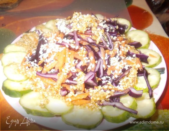 Салат из красной капусты и огурца с кунжутной заправкой