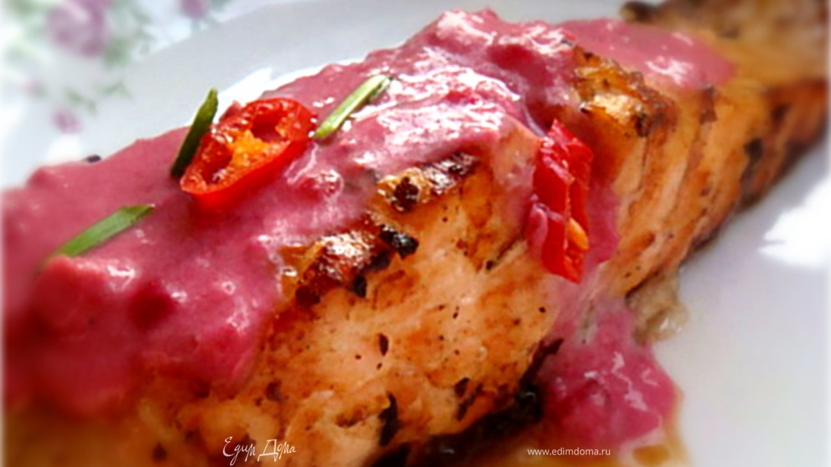 Семга на гриле с соусом из брусники